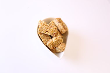 Η τριζάτη ψημένη συστάδα καρυδιών καρυδιών τσιμπά τα γλυκά πρόχειρα φαγητά καραμελών ζάχαρης με Halal Certifiactes