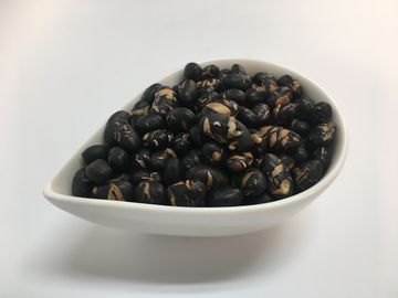 Το υγιές φυσικό ψημένο αλατισμένο μαύρο φασόλι σόγιας τσιμπά την τσάντα μαξιλαριών με το άζωτο