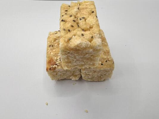 Παραδοσιακό κινέζικο γλυκό Saqima με μέλι, ελαφρύ και τραγανό, χωρίς τεχνητά αρώματα, καλό για τη σπλήνα και το στομάχι.