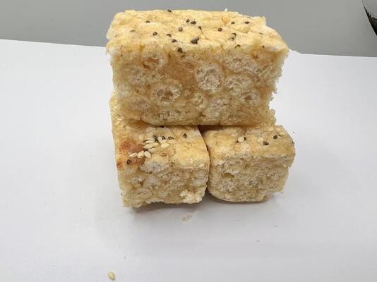 Παραδοσιακό κινέζικο γλυκό Saqima με μέλι, ελαφρύ και τραγανό, χωρίς τεχνητά αρώματα, καλό για τη σπλήνα και το στομάχι.