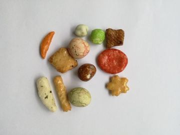 Τα ντυμένα πιστοποιητικό φυστίκια Halal μικτά αλάτισαν τα πικάντικα ζωηρόχρωμα πρόχειρα φαγητά κροτίδων ρυζιού